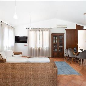 3 bedroom villa with pool and tennis court in Sicily, sleeps 6-8